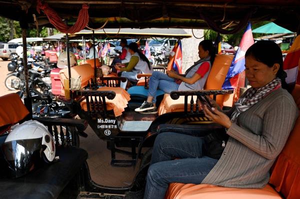 柬埔寨女性嘟嘟车司机与偏见作斗争